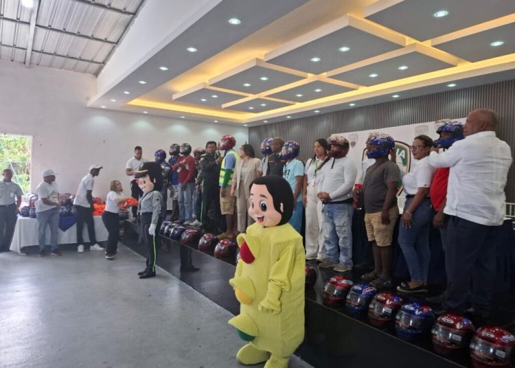 Digesset fomenta la seguridad vial en Sánchez con entrega de cascos y chalecos reflectores