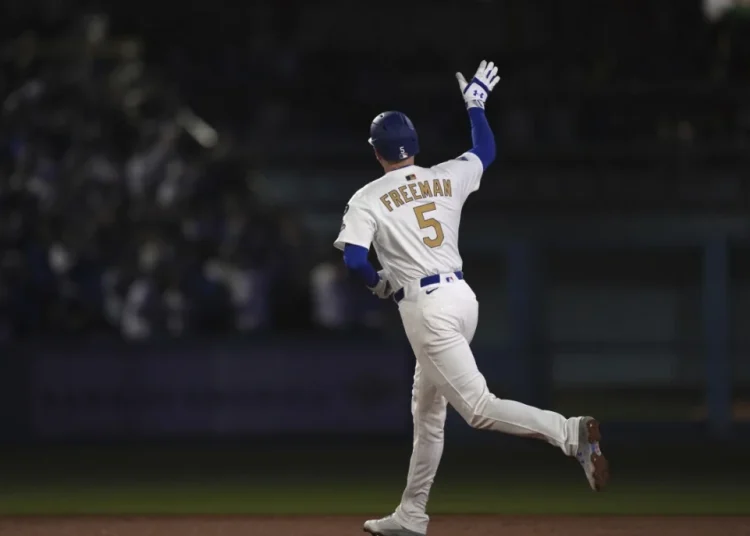 Freddie Freeman fuera de la alineación de los Dodgers tras sufrir accidente en la ducha