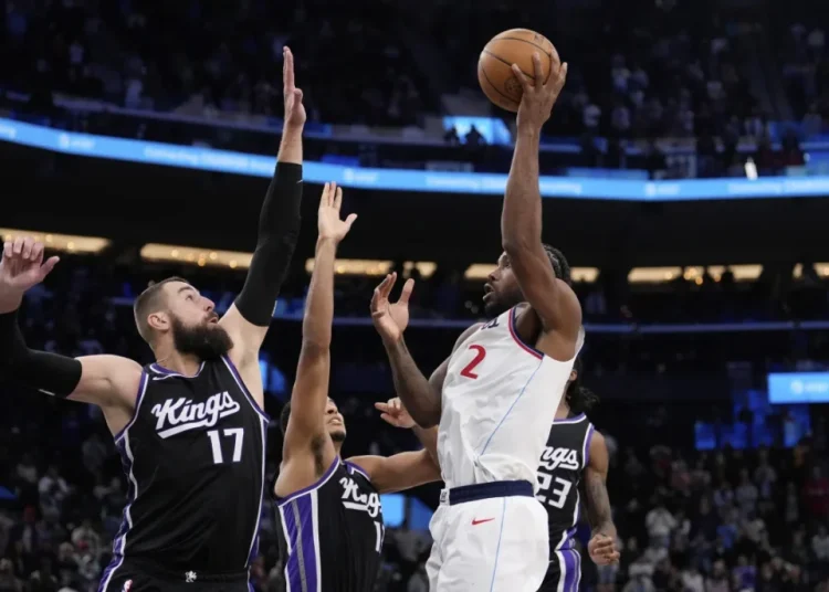 Kawhi Leonard define en el último segundo y Clippers vencen 111-110 a Kings en tiempo extra