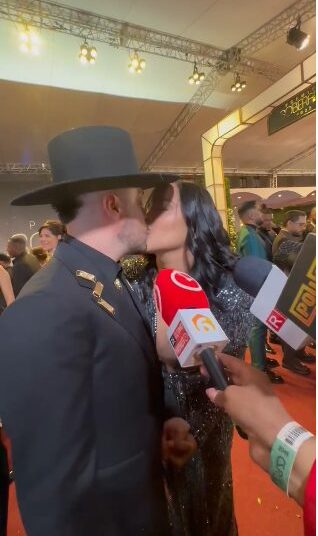 Con un beso y un anillo, Martha Heredia sella su compromiso en la alfombra de Los Soberano