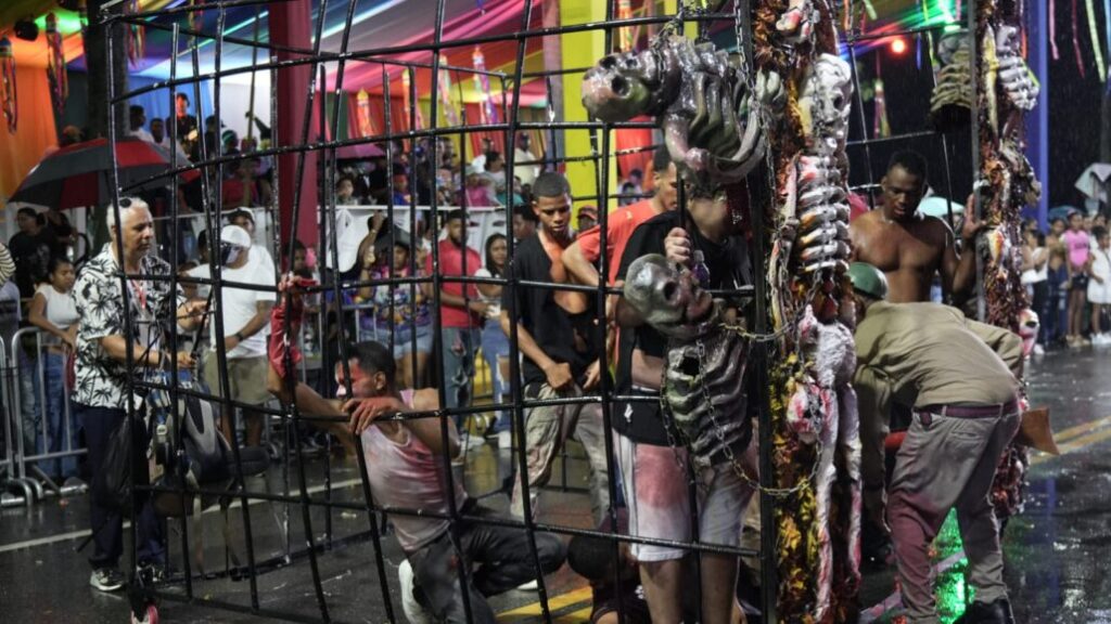 ¡La lluvia no para la fiesta! Pese a las intensas lluvias, comparsas continúan su recorrido en el Desfile Nacional de Carnaval | 1 | ¡La lluvia no para la fiesta! Pese a las intensas lluvias, comparsas continúan su recorrido en el Desfile Nacional de Carnaval | De Último Minuto