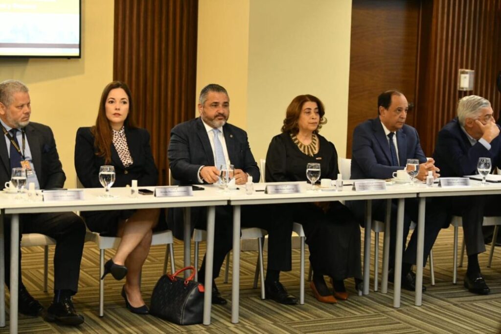 JCE presenta proyecto de la nueva cédula a miembros del CONEP y de ANJE | 2 | JCE presenta proyecto de la nueva cédula a miembros del CONEP y de ANJE | De Último Minuto