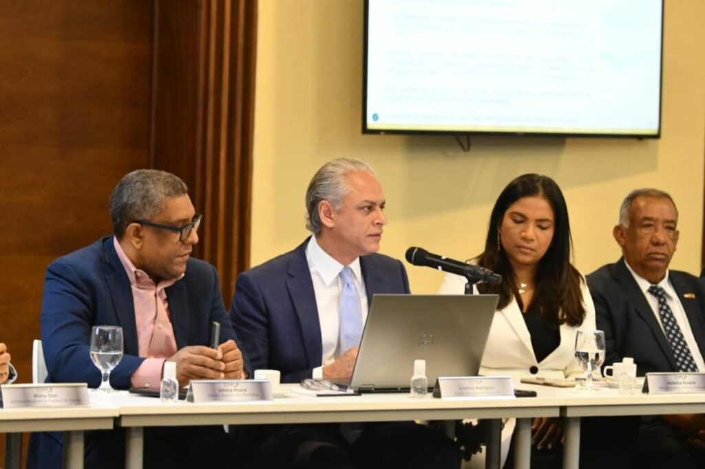 JCE presenta proyecto de la nueva cédula a miembros del CONEP y de ANJE | 3 | JCE presenta proyecto de la nueva cédula a miembros del CONEP y de ANJE | De Último Minuto