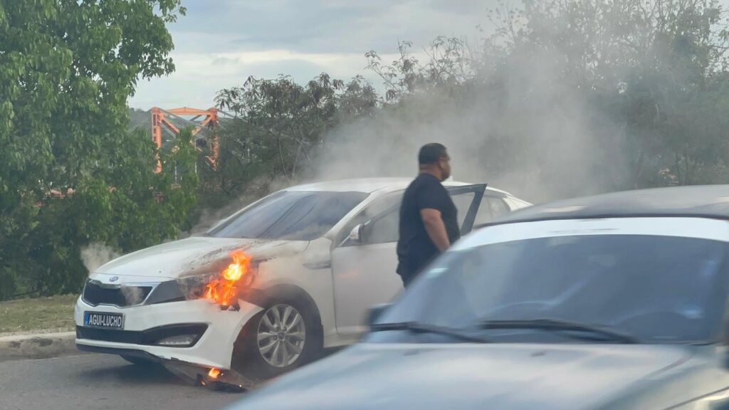 Se incendia un vehículo en avenida circunvalación sur de Santiago | 3 | Se incendia un vehículo en avenida circunvalación sur de Santiago | De Último Minuto