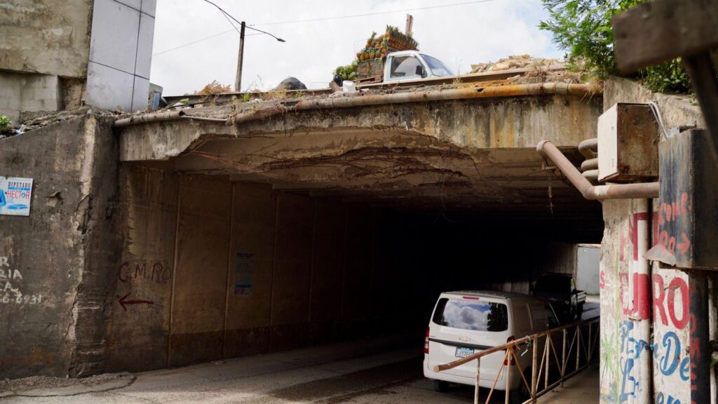 Temen colapse paso a desnivel del km 13 de la Autopista Duarte por evidente deterioro | De Último Minuto