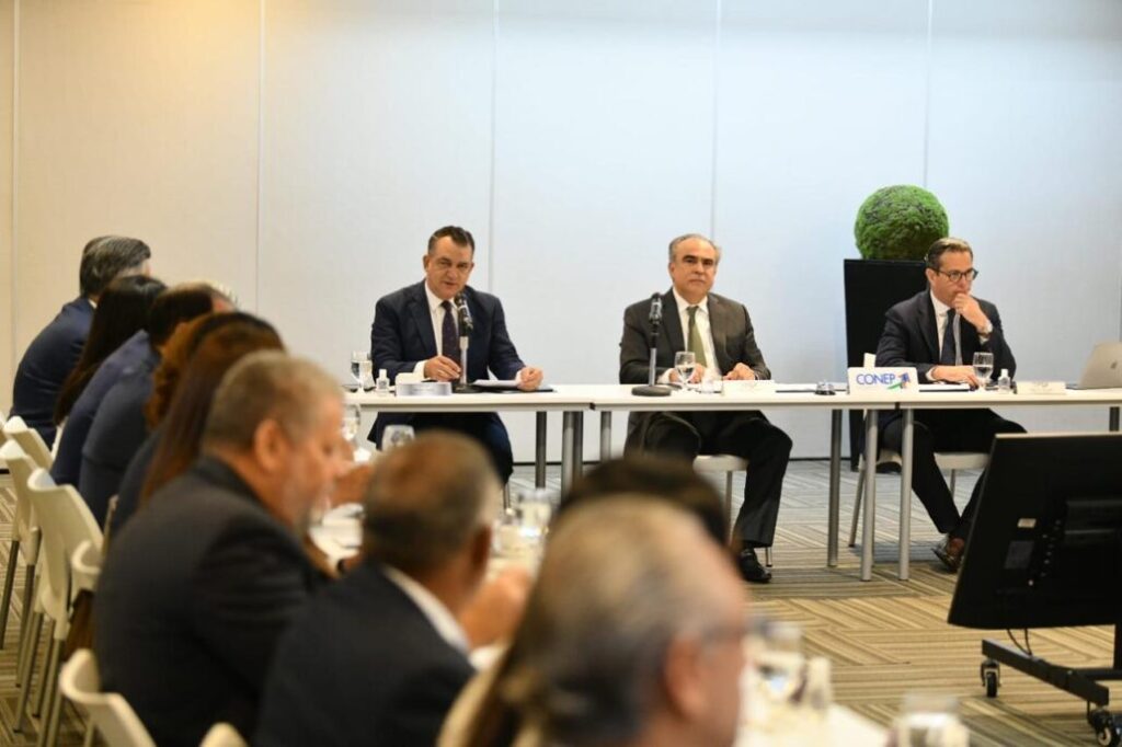 JCE presenta proyecto de la nueva cédula a miembros del CONEP y de ANJE | 1 | JCE presenta proyecto de la nueva cédula a miembros del CONEP y de ANJE | De Último Minuto