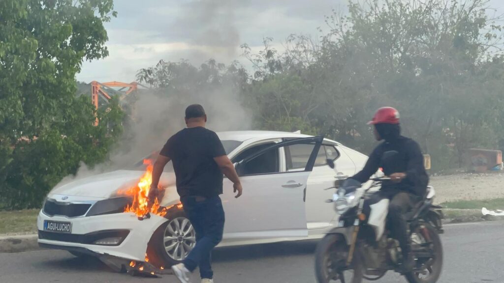 Se incendia un vehículo en avenida circunvalación sur de Santiago | 1 | Se incendia un vehículo en avenida circunvalación sur de Santiago | De Último Minuto