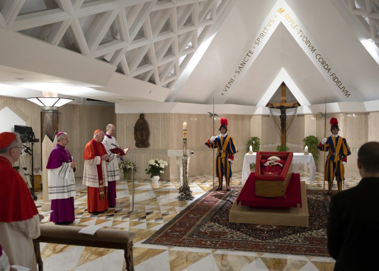 La capilla ardiente del papa concluye para proceder a la ceremonia del cierre del féretro