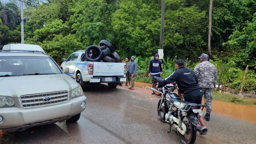 Residentes bloquean acceso al Boulevard de Las Terrenas en demanda de solución al problema de desagüe | 2 | Residentes bloquean acceso al Boulevard de Las Terrenas en demanda de solución al problema de desagüe | De Último Minuto