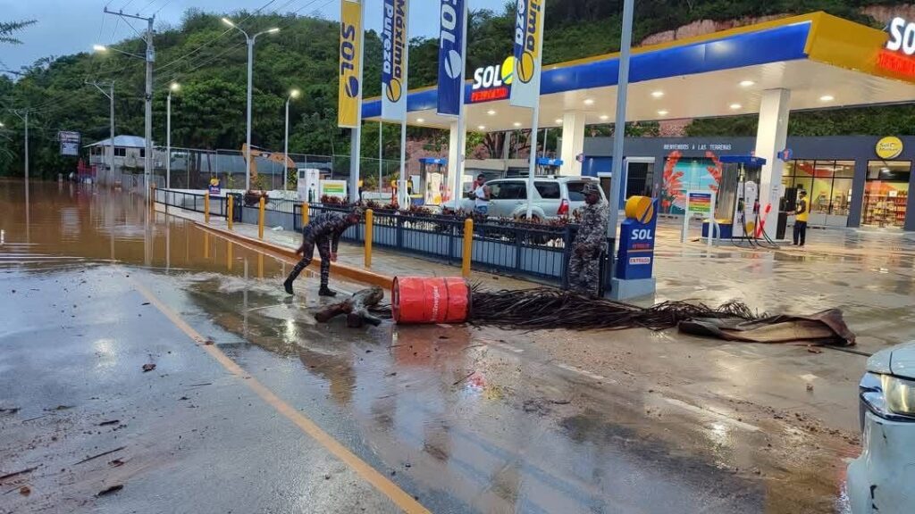 Residentes bloquean acceso al Boulevard de Las Terrenas en demanda de solución al problema de desagüe | 3 | Residentes bloquean acceso al Boulevard de Las Terrenas en demanda de solución al problema de desagüe | De Último Minuto