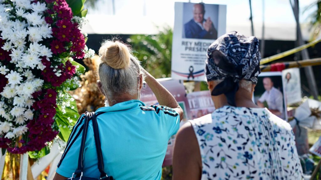 Alcaldía del DN realiza ofrenda floral en la zona cero a un mes de la tragedia del Jet Set | 3 | Alcaldía del DN realiza ofrenda floral en la zona cero a un mes de la tragedia del Jet Set | De Último Minuto