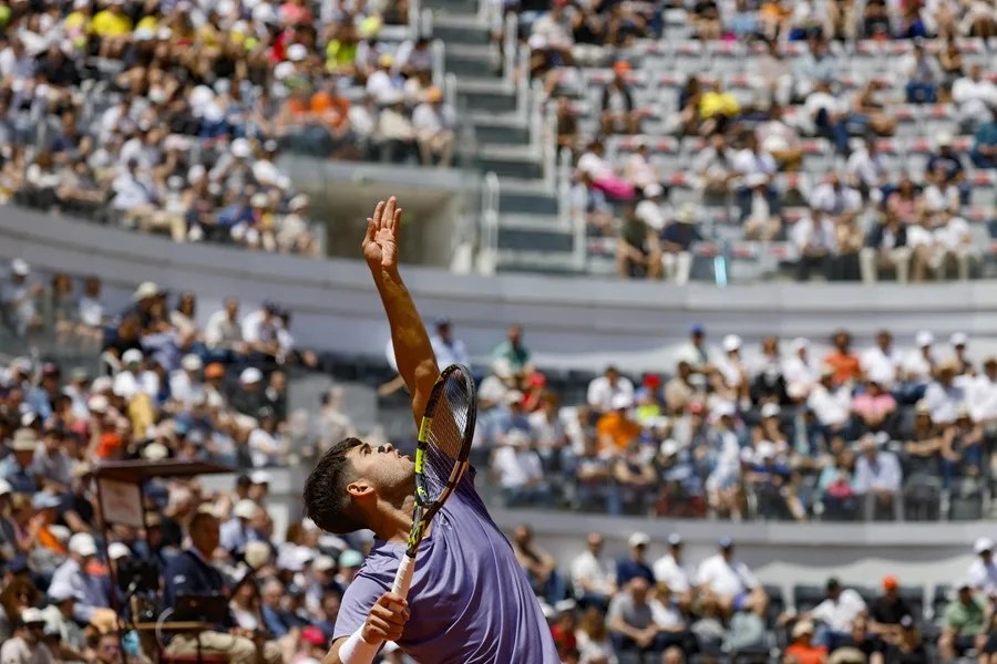 Alcaraz rompe su maleficio en Roma y supera a Lajovic | 3 | El tenista español Carlos Alcaraz, durante el partido de hoy en Roma.