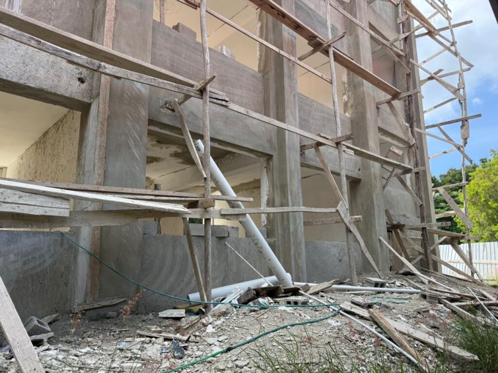 Profesores y padres reclaman terminen escuela en Santiago | De Último Minuto