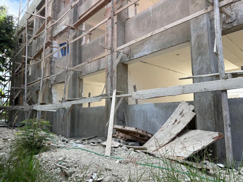 Profesores y padres reclaman terminen escuela en Santiago | De Último Minuto