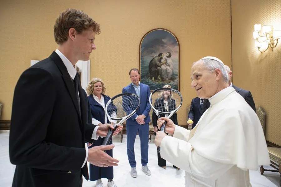 El papa León XIV recibe al tenista italiano Jannik Sinner en El Vaticano, este miércoles. 