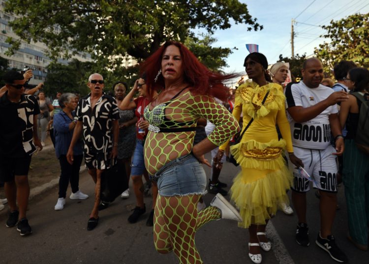 La comunidad LGBTI pro Gobierno desfila en Cuba contra la homofobia