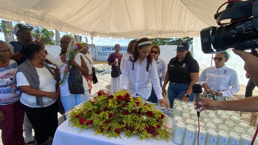 Alcaldesa Betty Gerónimo recorre cementerios por Día de las Madres | 2 | Alcaldesa Betty Gerónimo recorre cementerios por Día de las Madres | De Último Minuto