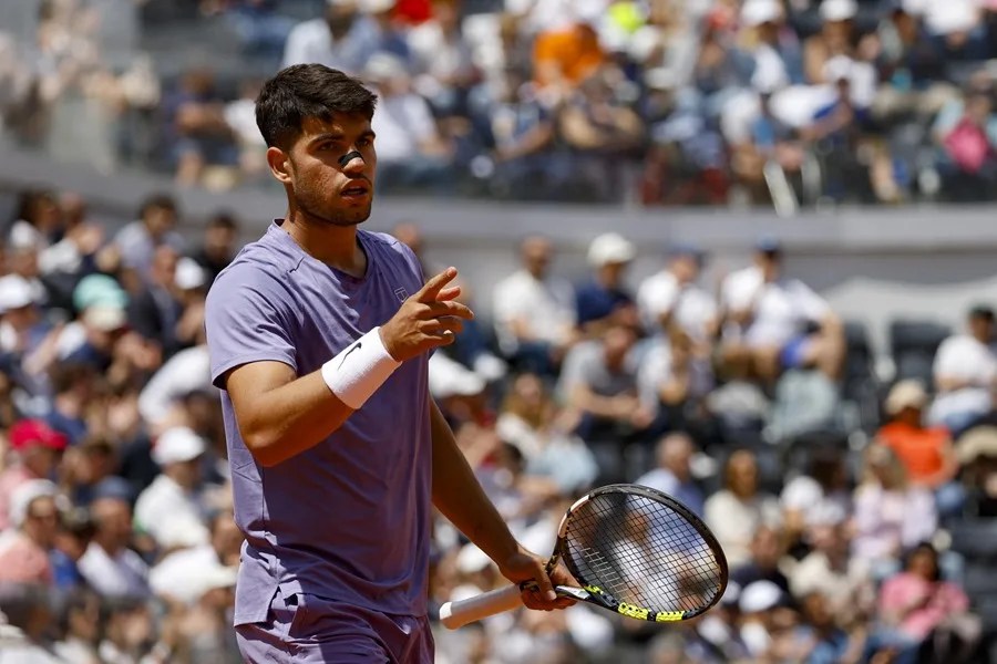 Alcaraz rompe su maleficio en Roma y supera a Lajovic | 2 | El tenista español Carlos Alcaraz, durante el partido de hoy en Roma.