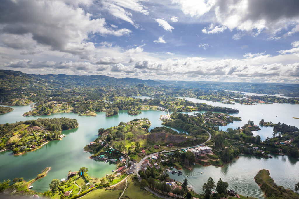Vista panorámica de la zona del lago de Guatape, Colombia, Sudamérica

