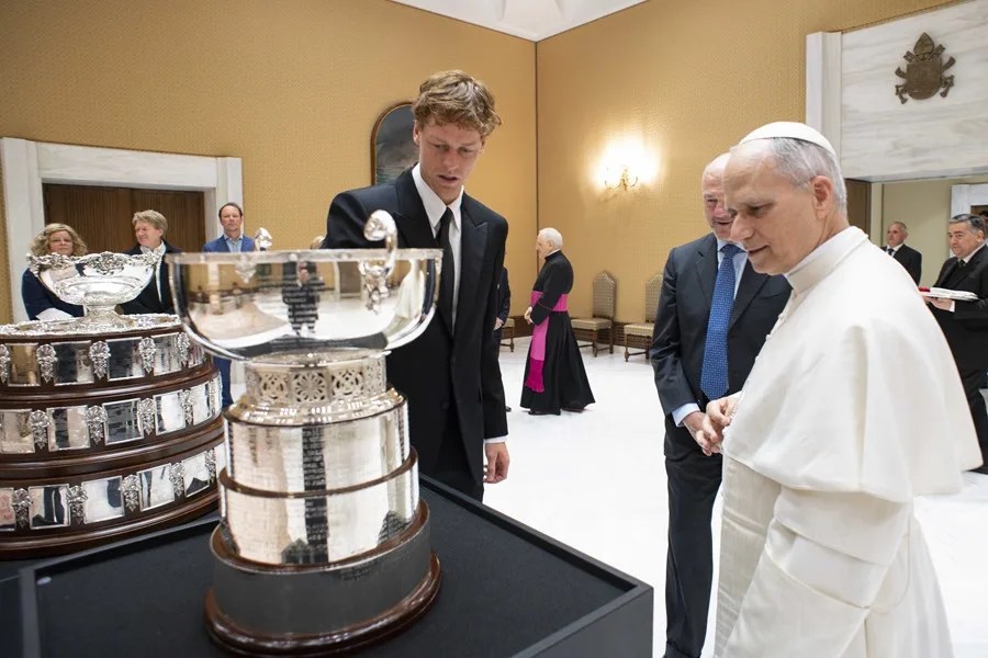 El papa León XIV recibe al tenista italiano Jannik Sinner en El Vaticano, este miércoles.
