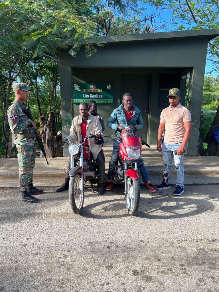 En Elías Piña dejan abandonado haitiano con 100 paquetes de cigarrillos de contrabando | 2 | En Elías Piña dejan abandonado haitiano con 100 paquetes de cigarrillos de contrabando | De Último Minuto
