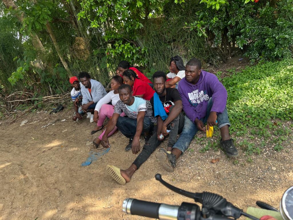 Interceptan 29 haitianos indocumentados que intentaban evadir puestos de chequeo militar | De Último Minuto