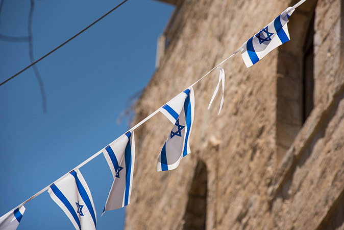 La bandera de Israel ondea en el viento. Estrella de David