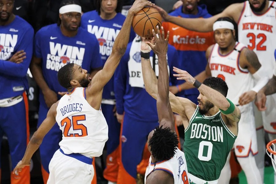 Los Thunder se levantan del golpe de Gordon y destrozan a Denver | 2 | El alero de los New York Knicks, Mikal Bridges (izq.), bloquea el pase del alero de los Boston Celtics, Jayson Tatum (der.)