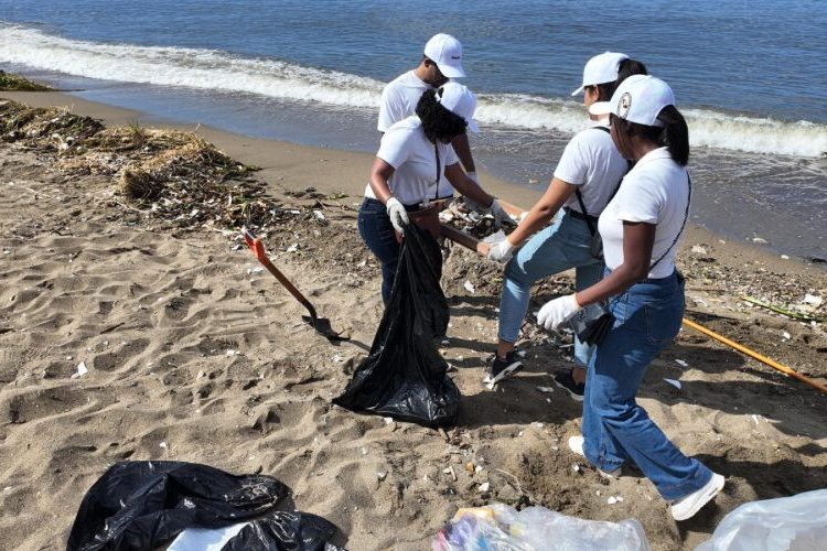 Dominicana de Seguros lidera jornada de limpieza en la playa Montesinos con enfoque en sostenibilidad