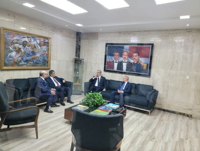 Psiquiatra analiza el lenguaje no verbal de Abinader, Leonel, Hipólito y Danilo durante reunión | 4 | Psiquiatra analiza el lenguaje no verbal de Abinader, Leonel, Hipólito y Danilo durante reunión | De Último Minuto