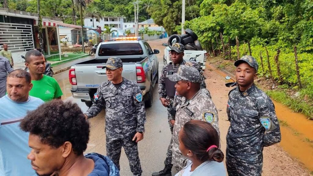 Residentes bloquean acceso al Boulevard de Las Terrenas en demanda de solución al problema de desagüe | 1 | Residentes bloquean acceso al Boulevard de Las Terrenas en demanda de solución al problema de desagüe | De Último Minuto