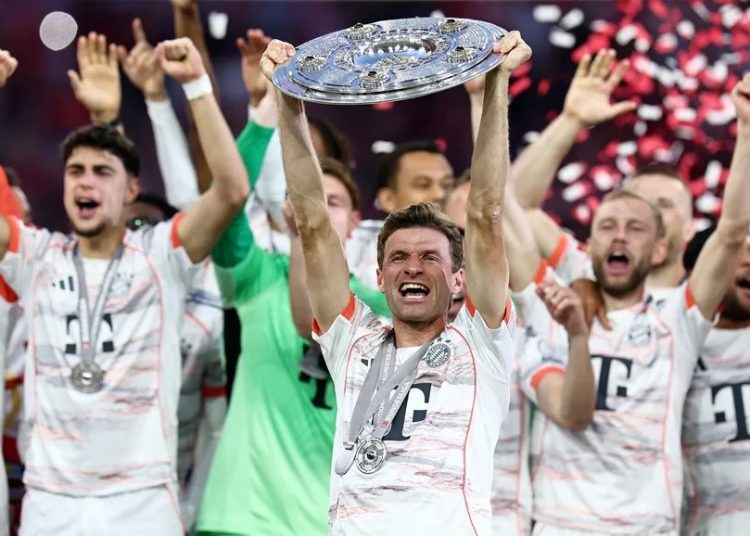 El Bayern Múnich celebra el título de la Bundesliga, en el adiós de Thomas Müller al Allianz Arena