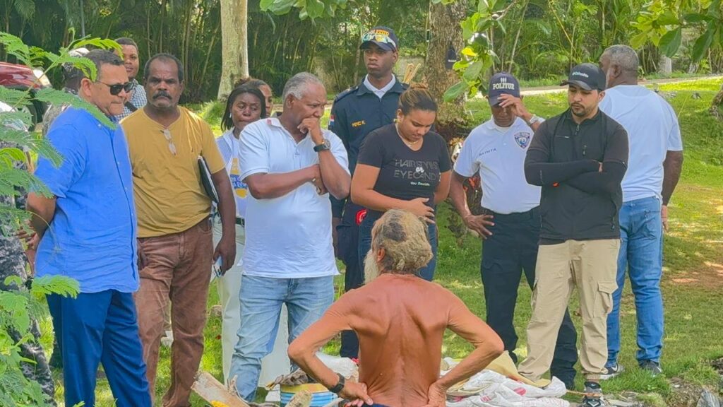 Alcaldía de Samaná recupera espacio de playa ocupado por ciudadano con problemas de salud mental | 3 | Alcaldía de Samaná recupera espacio de playa ocupado por ciudadano con problemas de salud mental - Noticias de hoy en República Dominicana | De Último Minuto