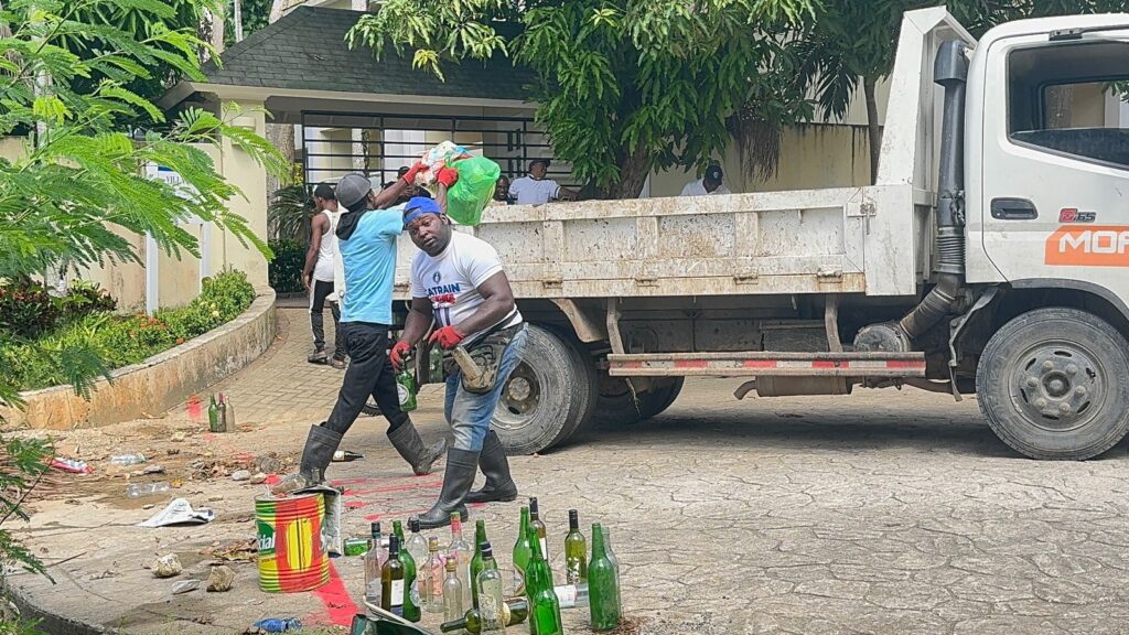 Alcaldía de Samaná recupera espacio de playa ocupado por ciudadano con problemas de salud mental | 5 | Alcaldía de Samaná recupera espacio de playa ocupado por ciudadano con problemas de salud mental - Noticias de hoy en República Dominicana | De Último Minuto