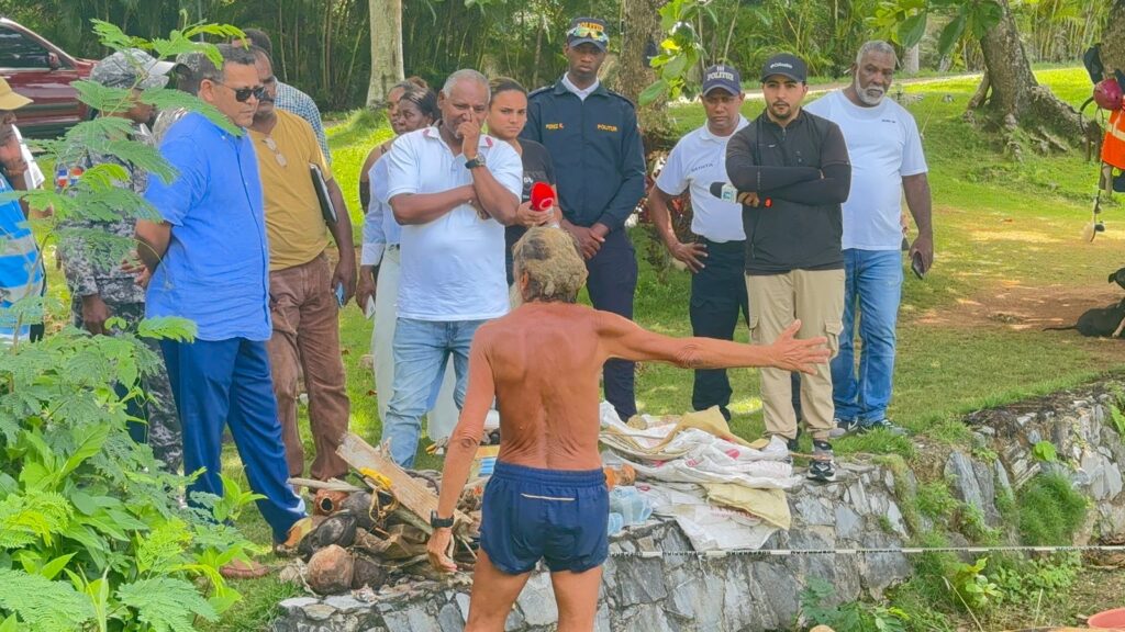 Alcaldía de Samaná recupera espacio de playa ocupado por ciudadano con problemas de salud mental | 6 | Alcaldía de Samaná recupera espacio de playa ocupado por ciudadano con problemas de salud mental - Noticias de hoy en República Dominicana | De Último Minuto