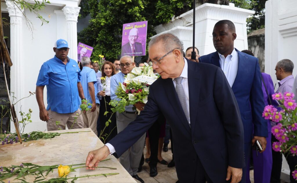 PLD honra legado de Juan Bosch con ofrenda por su 116 aniversario de nacimiento | 5 | PLD honra legado de Juan Bosch con ofrenda por su 116 aniversario de nacimiento - Noticias de hoy en República Dominicana | De Último Minuto