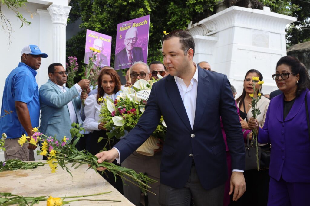 PLD honra legado de Juan Bosch con ofrenda por su 116 aniversario de nacimiento | 3 | PLD honra legado de Juan Bosch con ofrenda por su 116 aniversario de nacimiento - Noticias de hoy en República Dominicana | De Último Minuto
