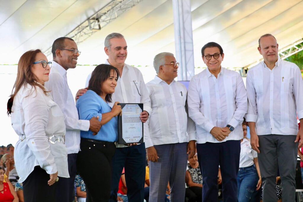 Abinader entrega 537 títulos de propiedad en Santiago - Noticias de hoy en República Dominicana | De Último Minuto
