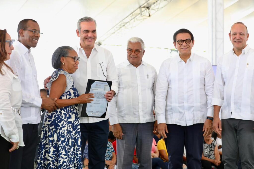 Abinader entrega 537 títulos de propiedad en Santiago - Noticias de hoy en República Dominicana | De Último Minuto