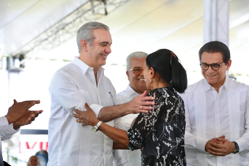 Abinader entrega 537 títulos de propiedad en Santiago - Noticias de hoy en República Dominicana | De Último Minuto