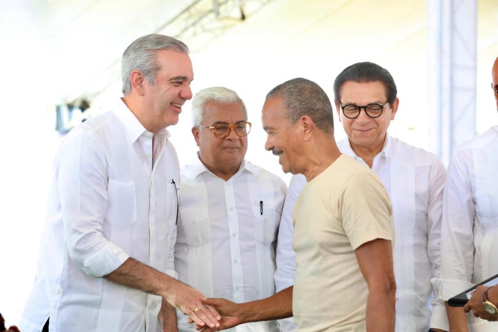 Abinader entrega 537 títulos de propiedad en Santiago - Noticias de hoy en República Dominicana | De Último Minuto