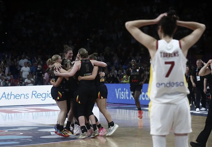 España cae de la manera más cruel ante Bélgica en la final del Eurobasket | 3 | Las jugadoras de Bélgica celebran su victoria en la final del EuroBasket Femenino FIBA 2025 entre España y Bélgica, en El Pireo