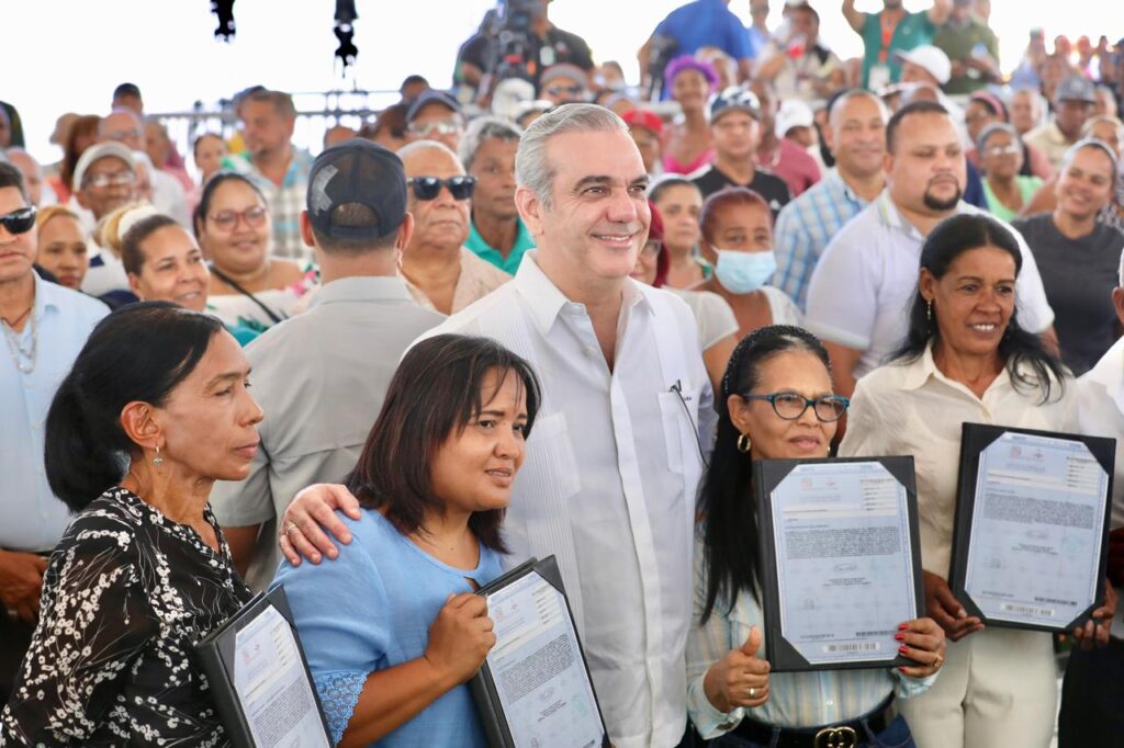 Abinader entrega 537 títulos de propiedad en Santiago - Noticias de hoy en República Dominicana | De Último Minuto