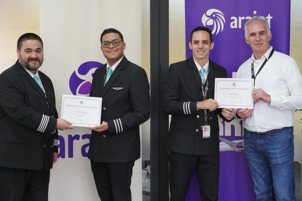 Arajet gradúa nuevos pilotos dominicanos de programa de cadetes en alianza con Boeing | 2 | Arajet gradúa nuevos pilotos dominicanos de programa de cadetes en alianza con Boeing - Noticias de hoy en República Dominicana | De Último Minuto