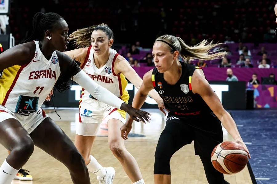España cae de la manera más cruel ante Bélgica en la final del Eurobasket | 2 | La española Awa Fam (i) en acción contra la belga Julie Allemand (d) durante el partido final del EuroBasket femenino FIBA 2025 entre España y Bélgica