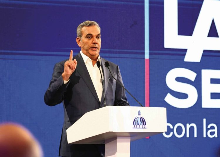 Abinader llama a los aspirantes presidenciales de su partido a respetar las leyes