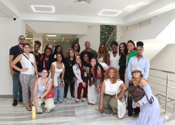 Estudiantes estadounidenses realizan visita a Unión Médica en Santiago