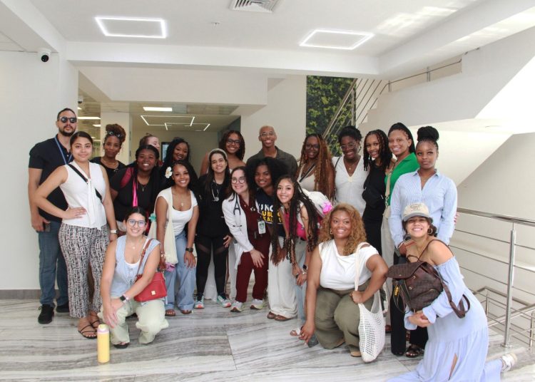 Estudiantes estadounidenses realizan visita a Unión Médica en Santiago