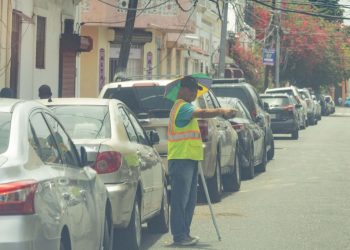 Dueños de la calle: El acoso de los parqueadores informales en las zonas recreativas