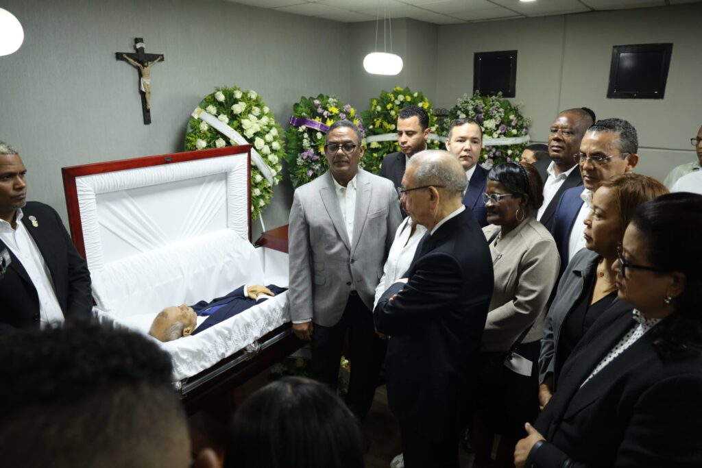 Danilo Medina acude a dar el pésame por fallecimiento del dirigente Danilo Santos | 7 | Danilo Medina acude a dar el pésame por fallecimiento del dirigente Danilo Santos - Noticias de hoy en República Dominicana | De Último Minuto